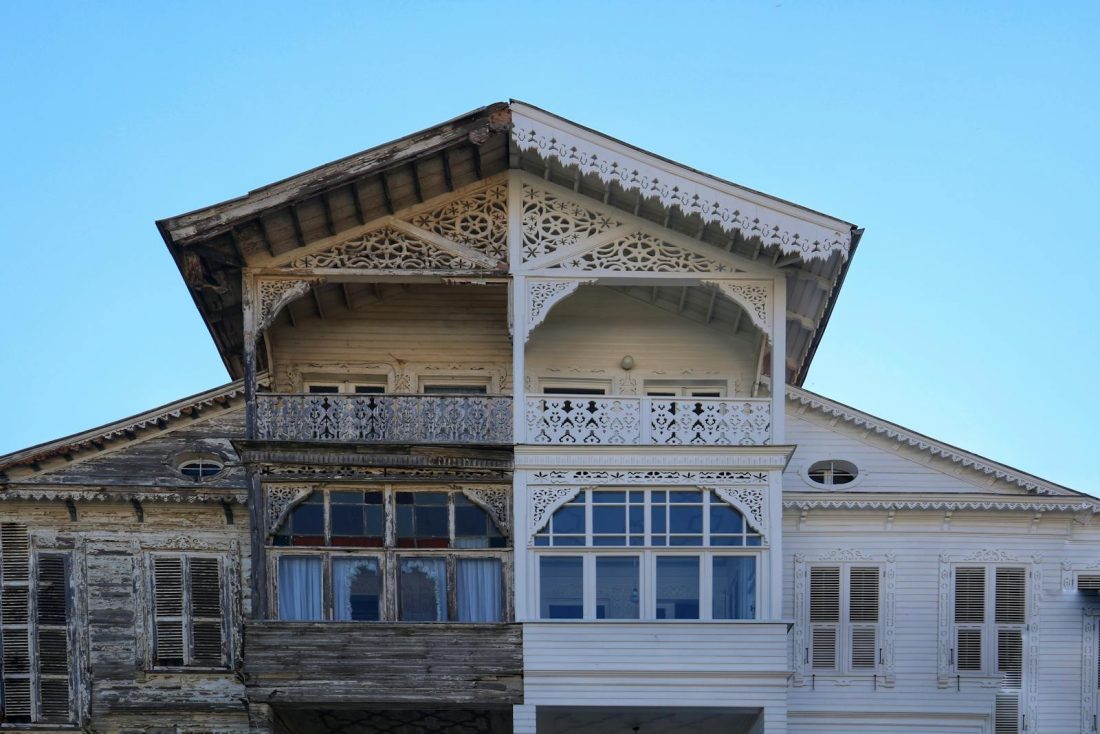 Maison en bois, façade traditionnelle