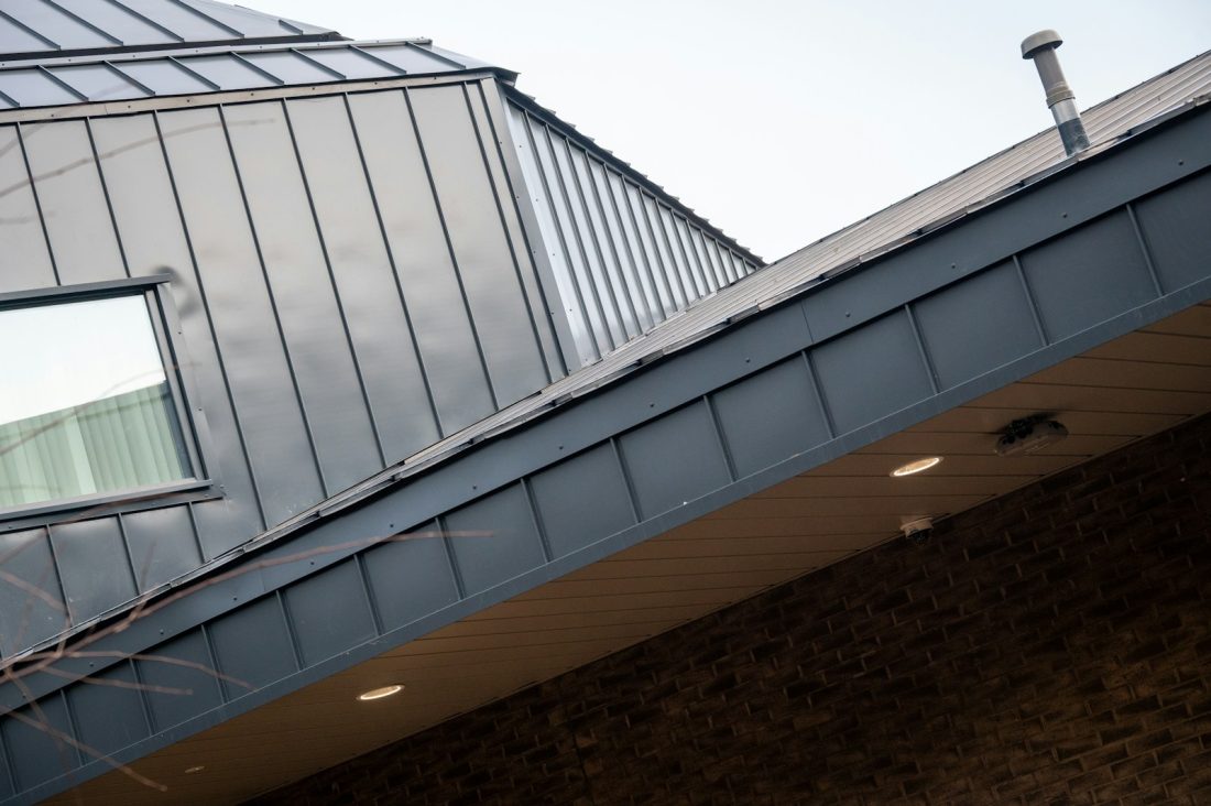 Bâtiment moderne avec toit en zinc et façade en brique